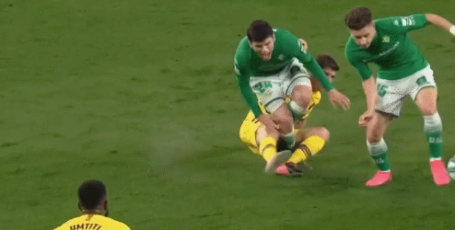 西甲贝蒂斯不满裁判 罗贝托扫堂腿都不给黄牌？