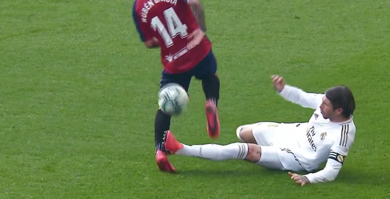 裁判专家也看不下去了 拉莫斯飞铲应该被罚下