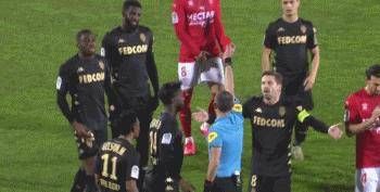 法甲球员巴卡约染红之后热尔松竟推搡裁判 或将无限期停赛