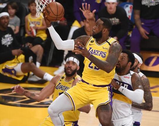 詹姆斯本赛季首砍40分