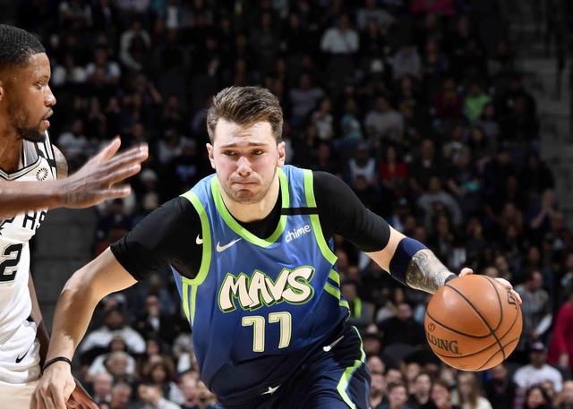 独行侠险胜马刺