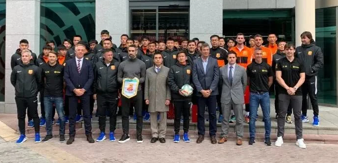 西甲联盟在马德里接见武汉卓尔足球队