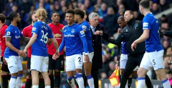 英超争议一幕 曼联补时丢球被取消,这球越位了吗