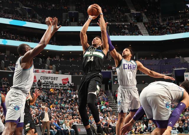 雄鹿客场战胜黄蜂