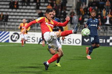 法甲:巴黎足球俱乐部冠军查尔斯·伦斯微笑着回来