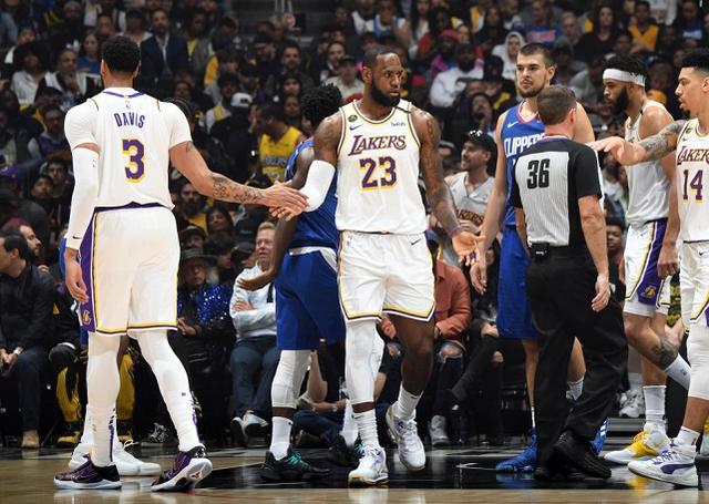 湖人客场战胜快船