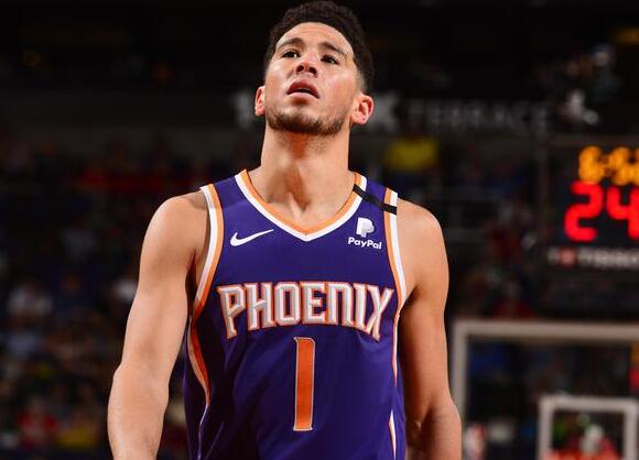 太阳布克赛场被包夹 雄鹿开始觉得他很危险