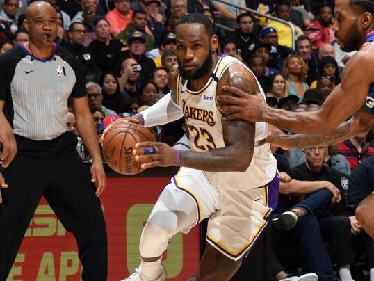 湖人的顶梁柱 年级最大 做的也最多