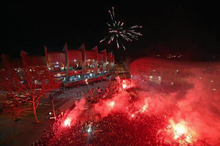 欧洲冠军联赛:巴黎球迷在赛场外放烟火庆祝