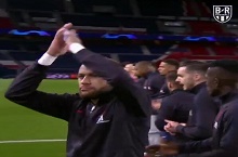 内马尔对空旷看台鼓掌 致意场外观众