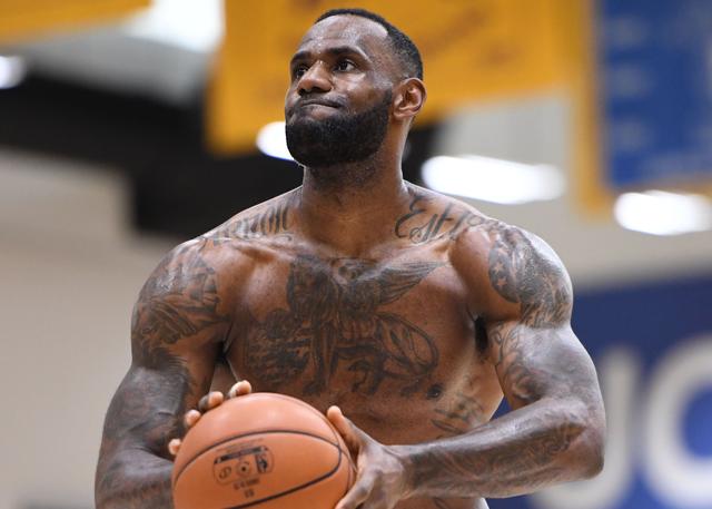 詹姆斯与两个儿子在湖人训练馆练球