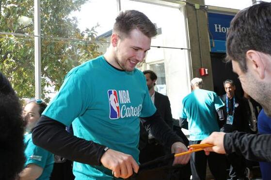 独行侠球员采用公益服务，为抗疫人员提供餐食