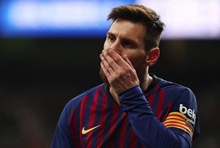 C罗表示损失1000万无所谓，梅西则表示降薪70%太多了不能接受