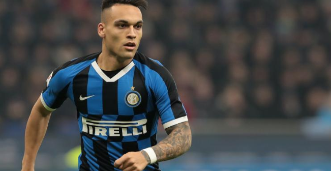 皇马和巴萨的传闻不会影响劳塔罗，他只关注现在