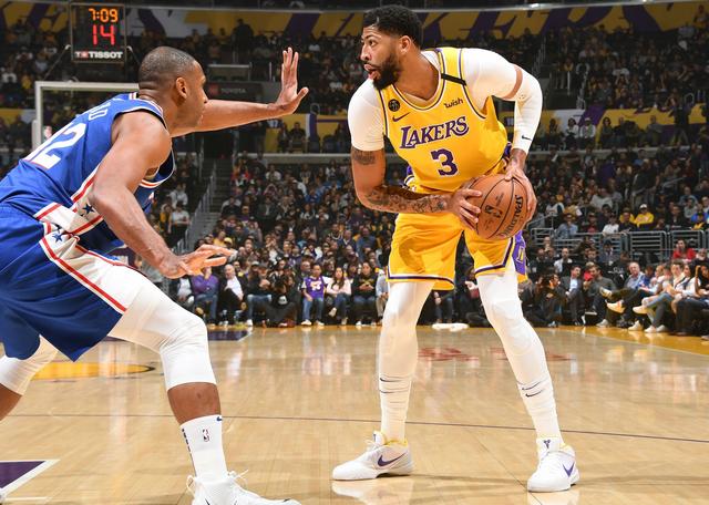 浓眉接受采访的时候表示，所有的队友都在想方设法的保存状态