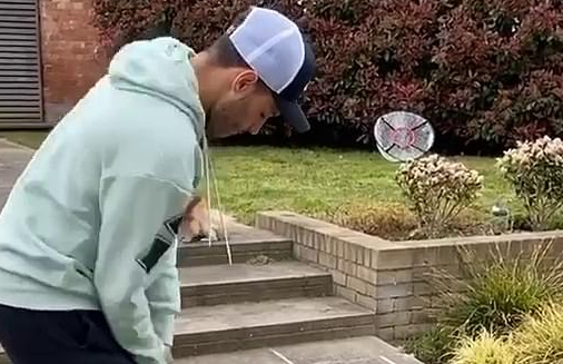 张伯伦雨天在家练高尔夫 女友在其身后为他录视频