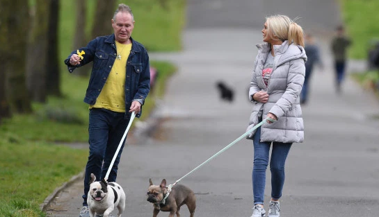 加斯科因与一单身妈妈同居,两人度假认识相恋已好几周