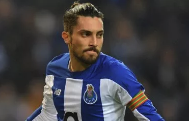 巴黎为了防止库尔扎瓦离队,想要引进波尔图的后卫特莱斯