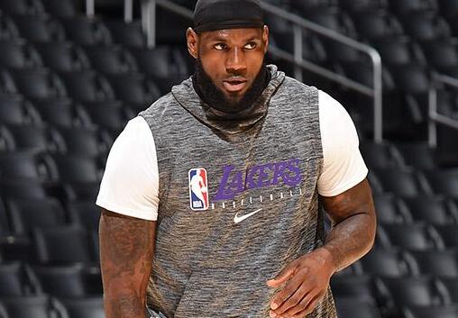 疫情期间詹姆斯任然保持训练，空闲时享受家庭生活