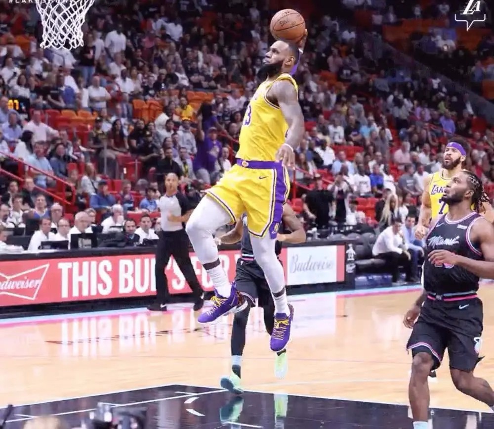 名人赋予价值，詹姆斯签名的战靴可以出售10万美金