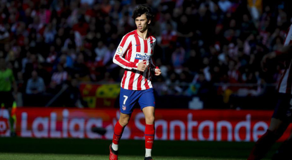 费利克斯向家乡的一所医院捐赠物资，医院院长向其道谢