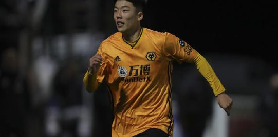 英超狼队宣布与中国小将何朕宇续约 合同至2023年