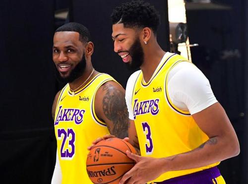 真正的领袖就是亦师亦友的存在，詹姆斯浓眉每天检查队友是否训练