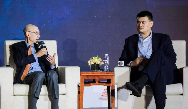 早知今日何必当初，肖华向姚明求助，当初辱华的时候的气势呢