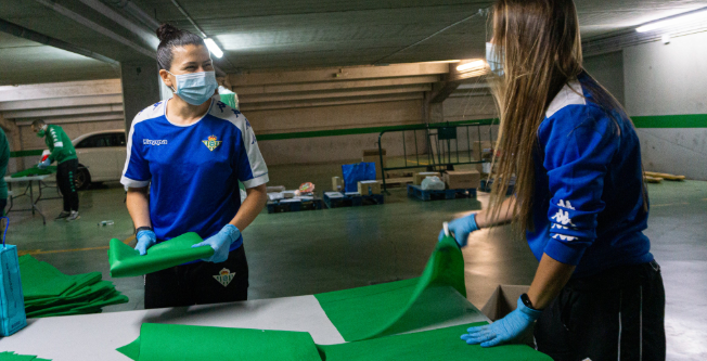 贝蒂斯女足球员加入志愿者，为医护人员制作简易防护服