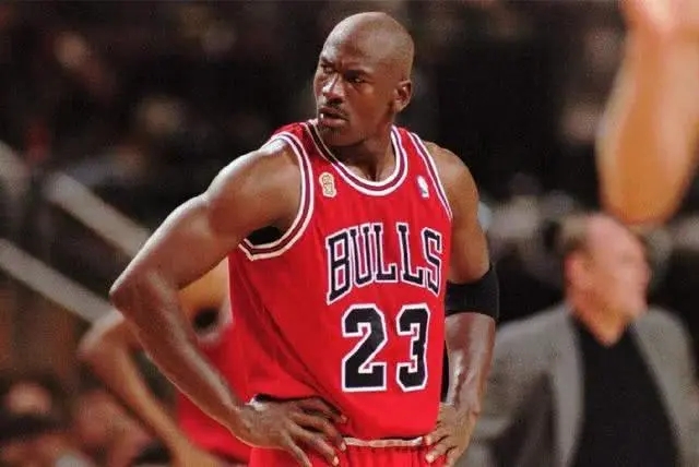 乔丹纪录片热播，詹姆斯却上热搜？神与弑神者