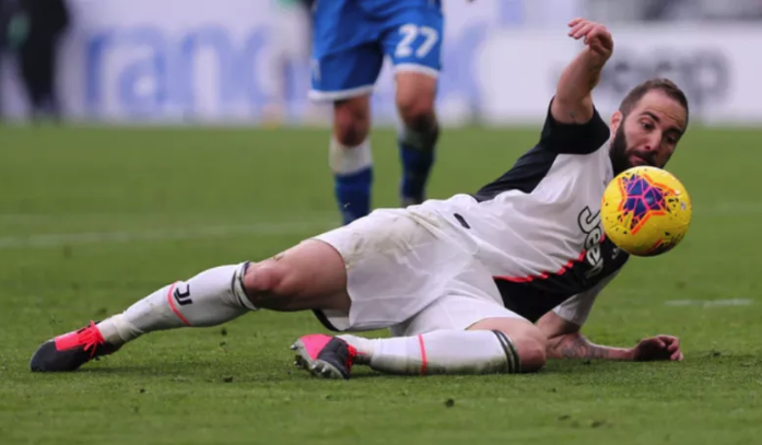 伊瓜因表示14年的世界杯打击太大,在母亲的帮助下才能坚持下来