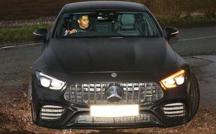 英超复赛之后，禁止两名球员乘坐一辆车前往训练场