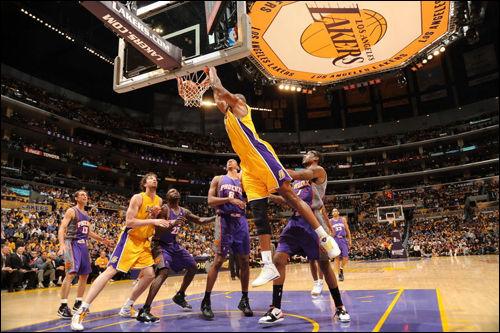 遵守员工球员的意见，匿名调查是否愿意继续比赛