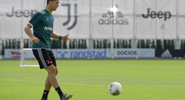 C罗今年责任重大，能否击败梅西称王在此一举