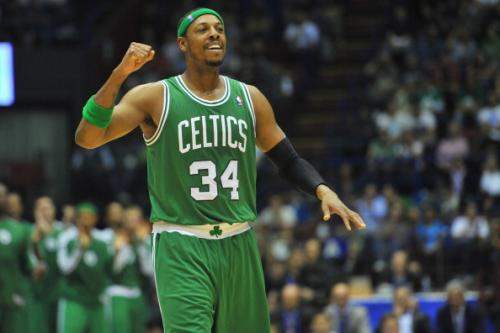 詹姆斯和皮尔斯针锋相对，皮尔斯还曾经向骑士队员吐口水