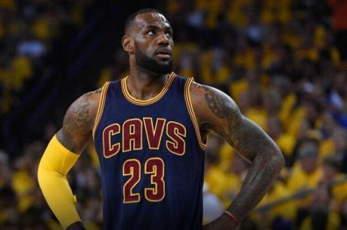 正面硬刚，詹皇怒怼NFL巨星