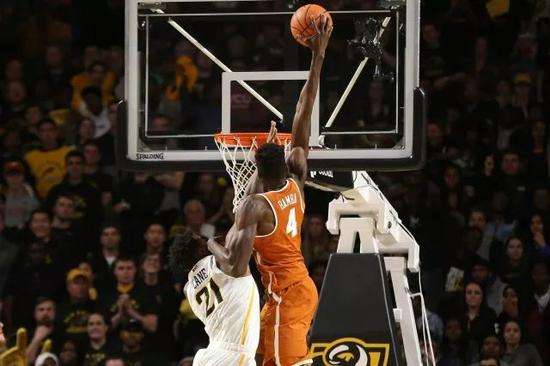 如此密集的赛程，对于身体是最大的考验，比赛每天5至6场