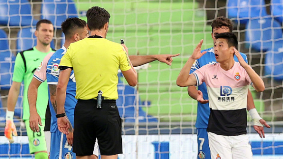 武磊惨遭黑幕，多次被对手攻击身体裁判却无动于衷