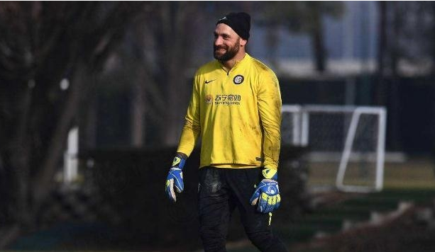 比赛都没开始，这名门将却吃到了红牌，球迷的猜测意味深长