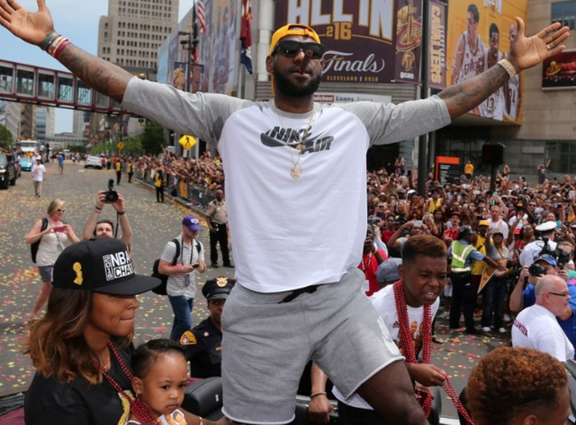 退役球衣名人堂都不是对球员最高的荣誉，最高荣誉现在只有两人实现