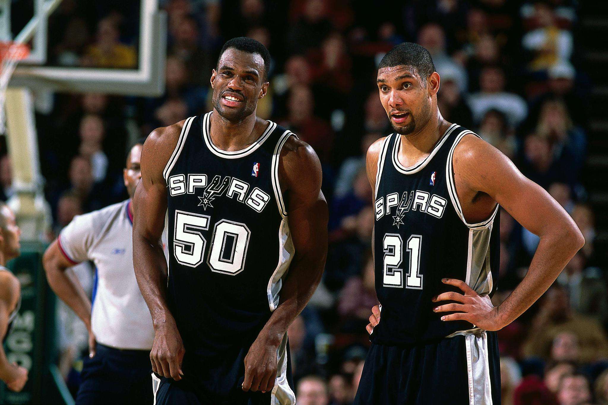 肖华有面临艰难选择，一边是复赛1.5亿美元，一边是超30确诊的球员