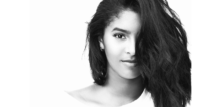 瓦妮莎晒大女儿照片，她的眼睛好像她的爸爸啊