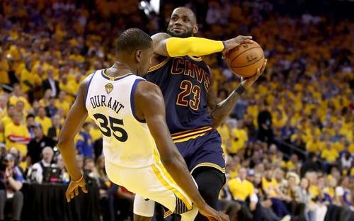 两年前今天魔术师苦等1小时，换来了一个王朝