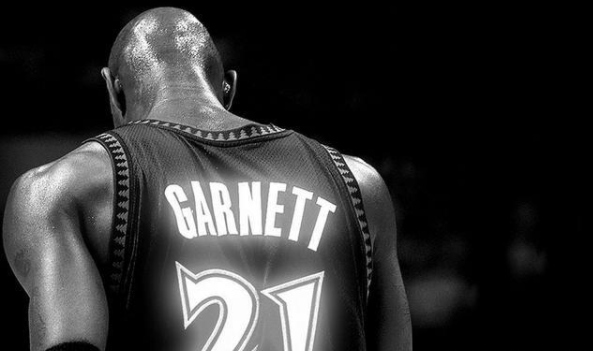 致敬我们的青春，盘点哪些陪伴我们多年的球星退役时刻，致敬狼王加内特