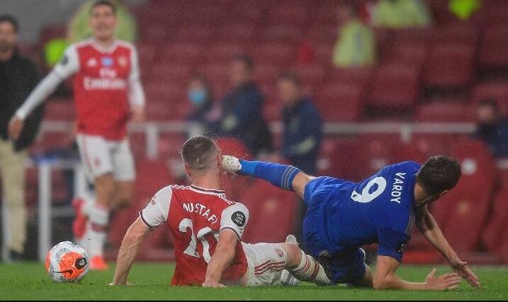 血腥比赛:瓦尔迪大力飞踹对方脸部,鞋钉打中看着都疼