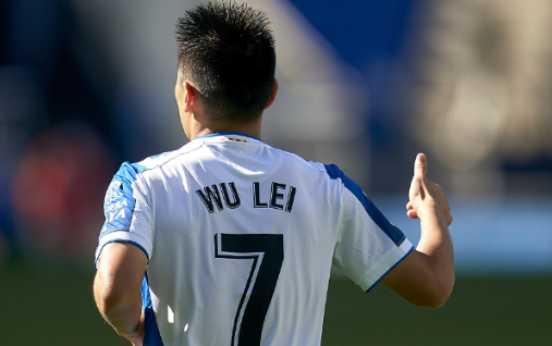 武磊西甲生涯只剩3场,神仙队友比赛散步,可怜武磊1V3