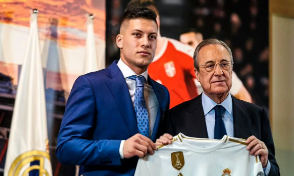 皇马前锋恐染新冠,被隔离前还在比赛,西甲怕是要停赛了