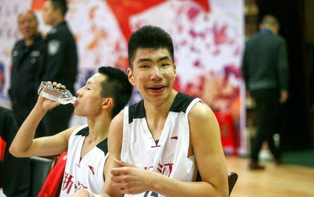 男篮天才中锋冲NBA悬了，一年就降低了20多名名次