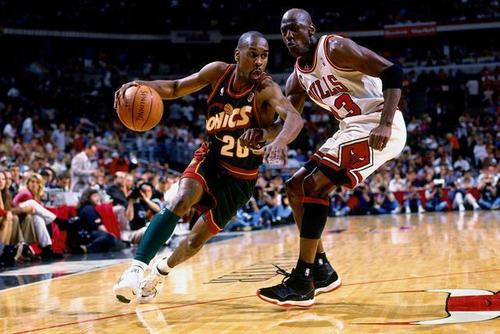 美国疫情持续恶化，为什么NBA要坚定复赛？