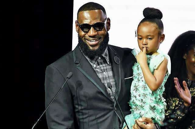 詹姆斯温馨时刻，能让詹姆斯这么温顺的，只有他的女儿吧